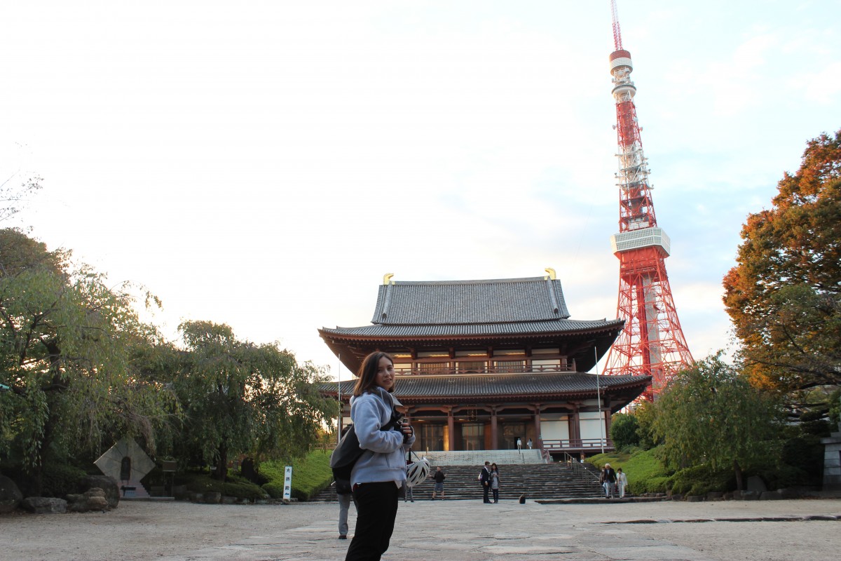 こちらが増上寺。東京タワーとツーショット