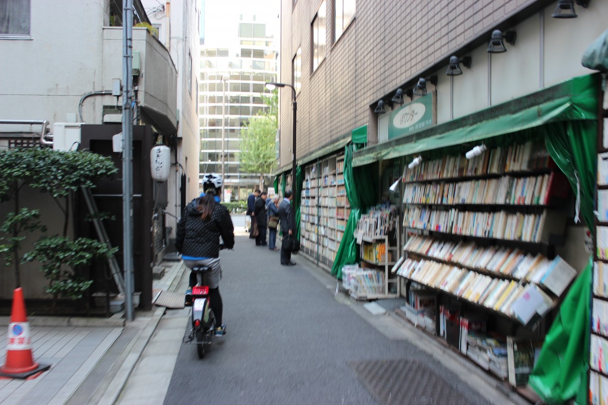 裏路地にも溢れんばかりの本が並んでいます