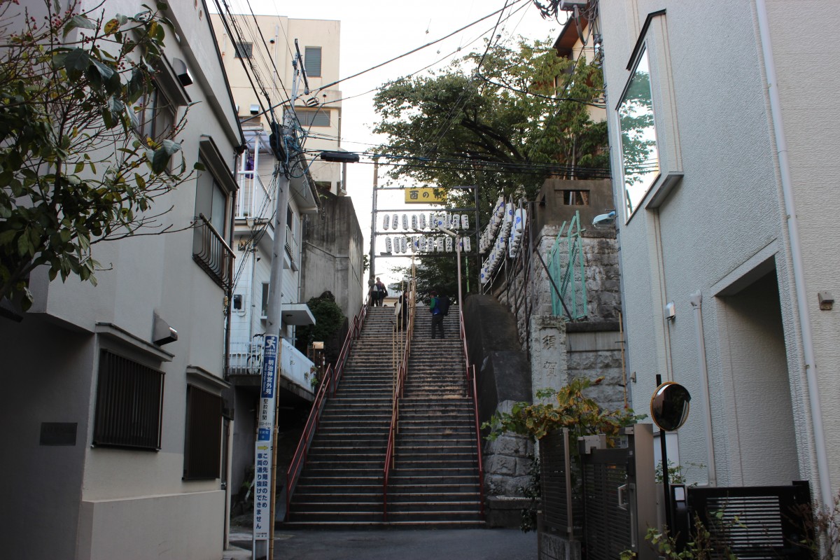ちなみにですが、すぐ隣の通りに「君の名は。」のあのシーンで登場する神社の階段があります。